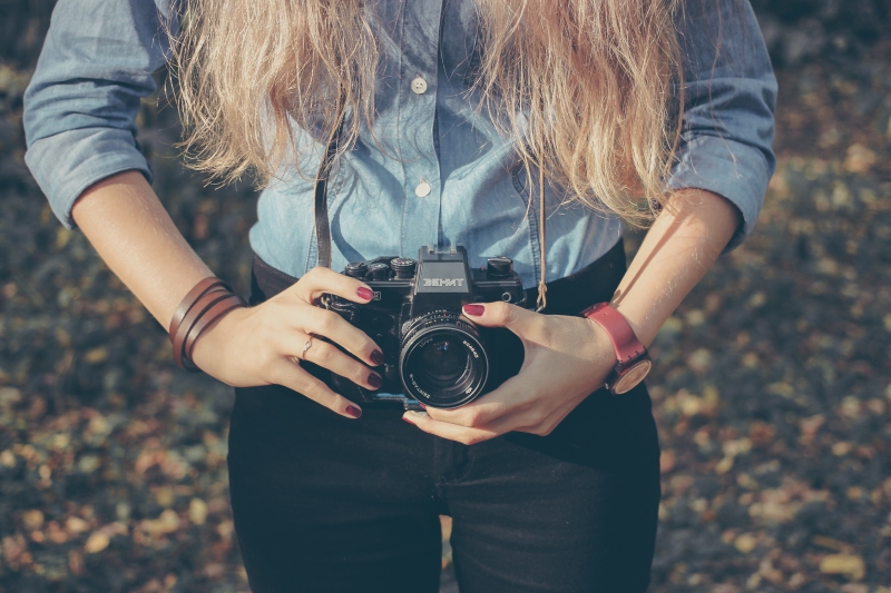 photographe-ST PAUL DE VENCE-min_hand-person-girl-woman-camera-photography-614-pxhere.com